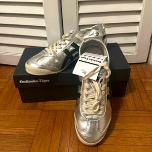 Onitsuka Tiger silver Mexico 66 sneaker, unisex size 5.5, womans 7